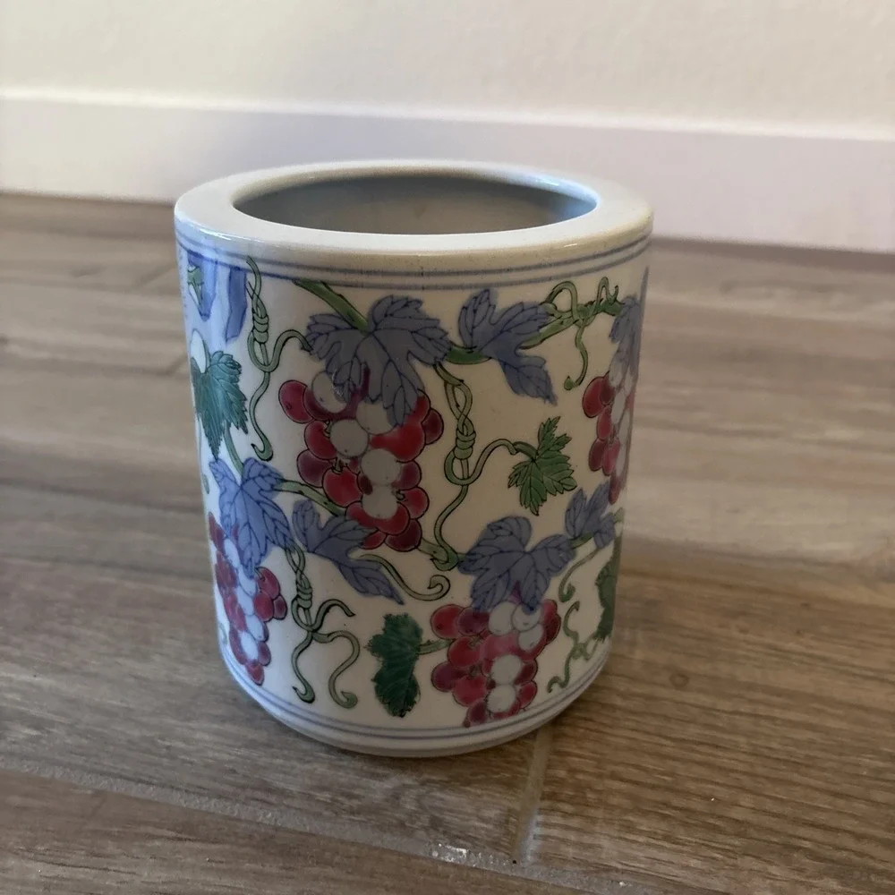 VINTAGE CHINESE PORCELAIN VASE JAR GRAPE VINE DESIGN WHITE BLUE‎ RED